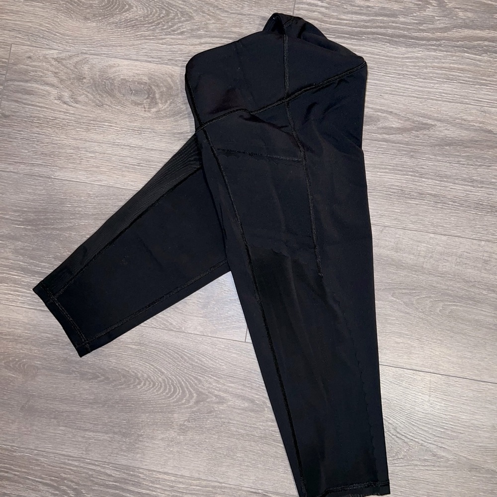 Victoria’s Secret sport capri leggings with mesh and side pockets size S